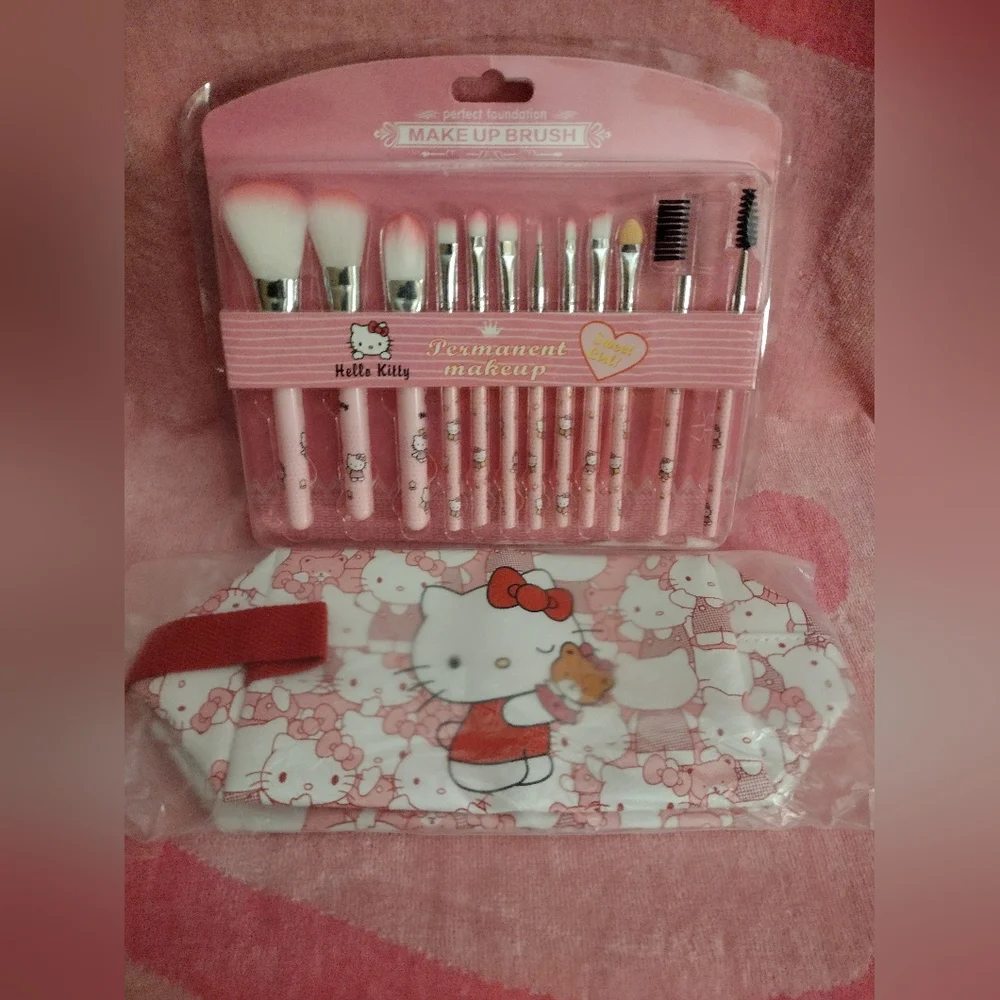 Hello Kitty 12 Piece Makeup Brush And Waterproof Makeup Bag Set - Picture 5 of 9